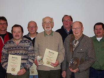 Ehrungen bei den Sportfischern. Von links Stefan Seidl, Wolfgang Gabel, Bernd Blesch, Ottmar Sladek, Thomas Deeg, Paul Karch und Andreas Kirchner. Foto: Klaus Werner