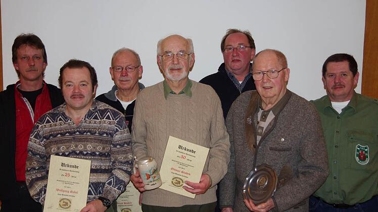 Ehrungen bei den Sportfischern. Von links Stefan Seidl, Wolfgang Gabel, Bernd Blesch, Ottmar Sladek, Thomas Deeg, Paul Karch und Andreas Kirchner. Foto: Klaus Werner