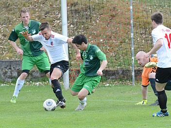 Wirbel vor dem Forster Gehäuse: Die Fuchsstädter Philipp Sauermann (Mitte) und Simon Bolz (beide in Weiß) kombinieren vor TSV-Torhüter Alexander Osmanovic. Foto: ssp