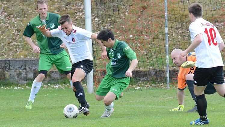 Wirbel vor dem Forster Gehäuse: Die Fuchsstädter Philipp Sauermann (Mitte) und Simon Bolz (beide in Weiß) kombinieren vor TSV-Torhüter Alexander Osmanovic. Foto: ssp