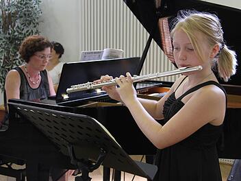 Saskia Scheffold hat für das Abschlusskonzert das Allegro aus Vivaldis Concerto "Il Gardellino" einstudiert und meistert die keineswegs leichte Aufgabe mit Bravour. Fotos: Sonja Adam