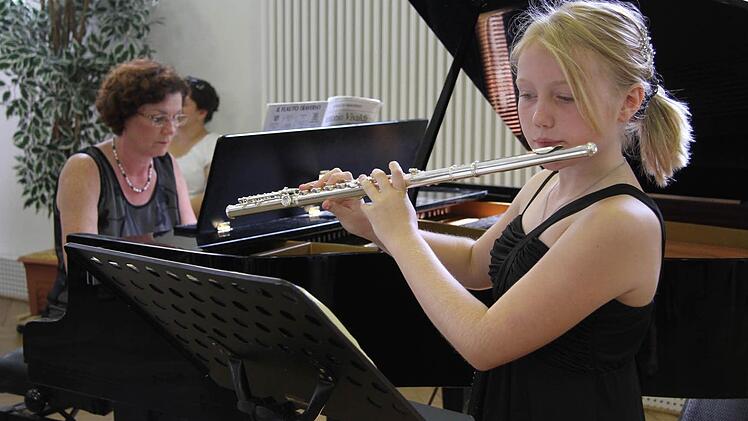 Saskia Scheffold hat für das Abschlusskonzert das Allegro aus Vivaldis Concerto "Il Gardellino" einstudiert und meistert die keineswegs leichte Aufgabe mit Bravour. Fotos: Sonja Adam