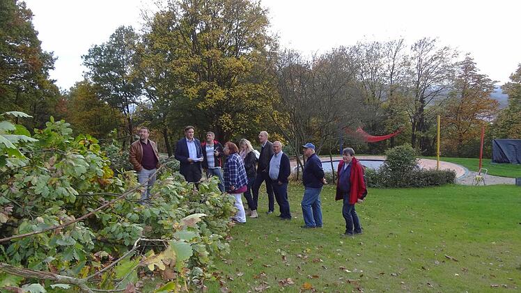 Sowohl einige Bäume im oberen Bereich des Nichtschwimmerbereichs im Freibad am Losberg als auch das Sonnensegel über dem Babybecken erfüllen nicht mehr ihren Zweck. Die Baumarbeiten sind bereits voll im Gang, für ein Sonnensegel sucht die Stadt Ebern einen Sponsor.