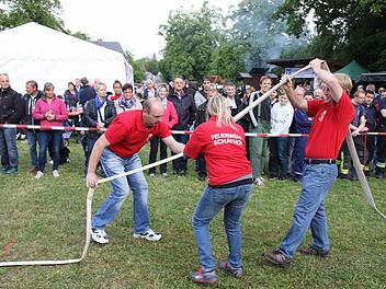 Geschicklichkeit und Taktik waren gefragt als ein "Fisch" durch einen trockenen Schlauch musste. Auf dem Foto versucht sich die Feuerwehr Schafhof daran. Fotos: Michael StelznerGeschicklichkeit und Taktik waren gefragt als ein "Fisch" durch einen trockenen Schlauch musste. Auf dem Foto versucht sich die Feuerwehr Schafhof daran. Fotos: Michael Stelzner