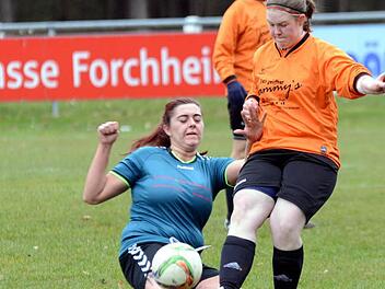 SG Poxdorf/M&ouml;hrendorf - SC Gremsdorf. Die G&auml;ste (orange) wurden ihrer Favoritenrolle gerecht, das 0:2 war f&uuml;r die Spielgemeinschaft &auml;u&szlig;erst schmeichelhaft. Foto: herzopress
