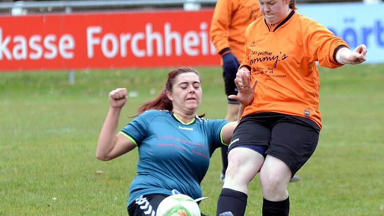 SG Poxdorf/M&ouml;hrendorf - SC Gremsdorf. Die G&auml;ste (orange) wurden ihrer Favoritenrolle gerecht, das 0:2 war f&uuml;r die Spielgemeinschaft &auml;u&szlig;erst schmeichelhaft. Foto: herzopress