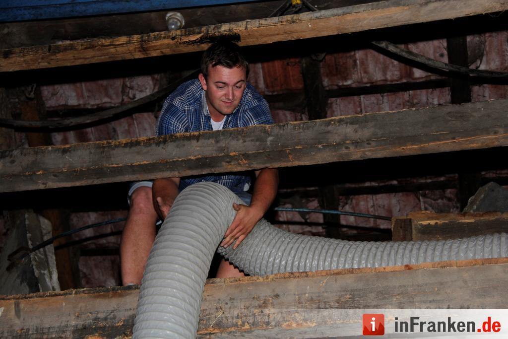 Schweiß im Stall: Making-Of vom Jungbauernkalender 2017