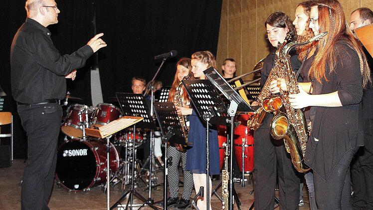 Die Schüler des Philipp-Schönborn-Gymnasiums Münnerstadt begeisterten bei ihrem Sommerkonzert mit Musik und Gesang. Foto: Dieter Britz