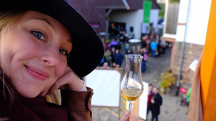 Die Tage der Edlen Brände haben am Wochenende Schnaps-Liebhaber nach Wartmannsroth gelockt. Brenner präsentieren sich und ihre Höfe. Besucher können Produkte verkosten und hinter die Kulissen der Betriebe blicken. Foto: Gerd Schaar