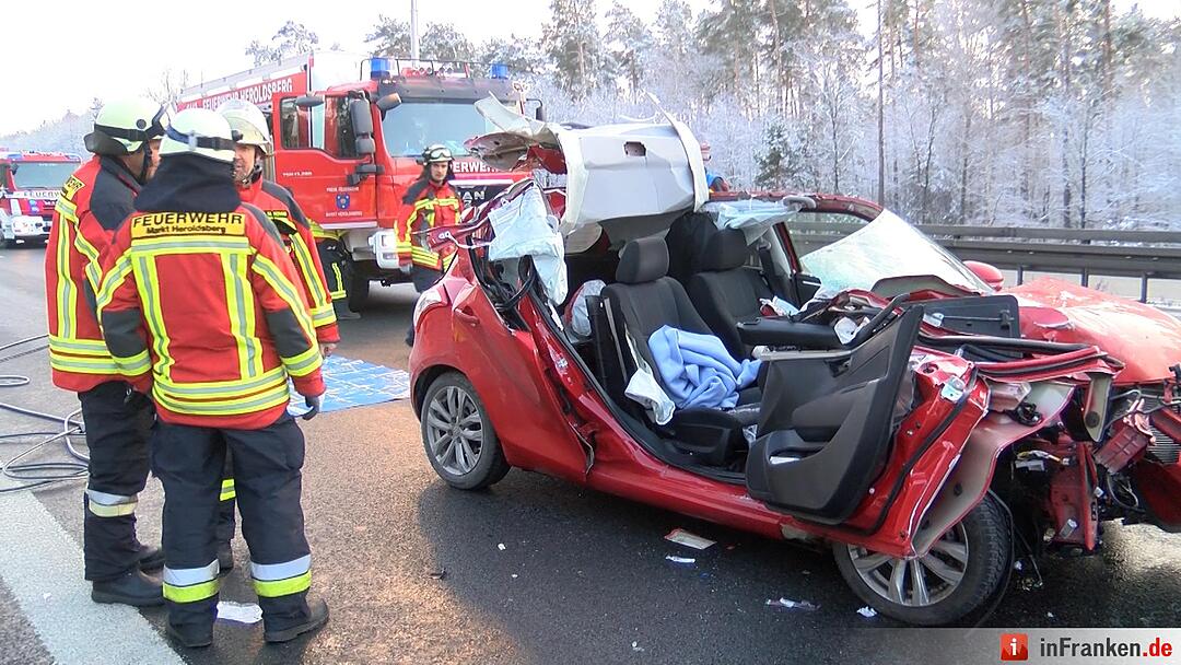 Schwerer Verkehrsunfall auf A3 bei Tennenlohe