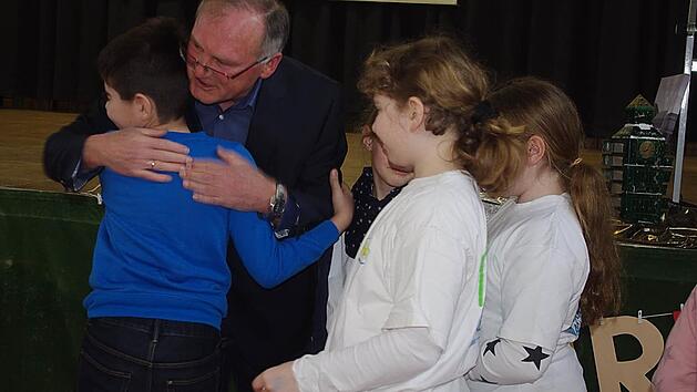 Den Schülerinnen und Schülern fiel der Abschied von ihrem Lehrer schwer. Foto: Heike Schülein