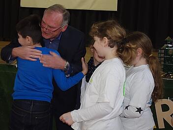 Den Sch&uuml;lerinnen und Sch&uuml;lern fiel der Abschied von ihrem Lehrer schwer. Foto: Heike Sch&uuml;lein