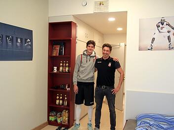 Das neue Zuhause von Benny Höhmann (li.), der von Chris Seel, dem Pädagogischen Leiter, abseits des Basketball-Parketts betreut wird. Über dem Eingang sticht ein FT-Sportbericht ins Auge. Fotos: Bertram Wagner