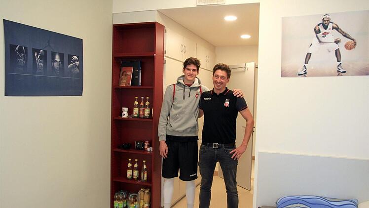 Das neue Zuhause von Benny Höhmann (li.), der von Chris Seel, dem Pädagogischen Leiter, abseits des Basketball-Parketts betreut wird. Über dem Eingang sticht ein FT-Sportbericht ins Auge. Fotos: Bertram Wagner