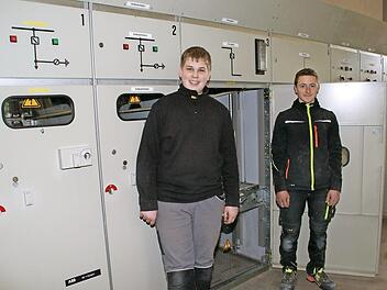 Wenn das mal keine eindrucksvolle Praktikums-Arbeit ist: Der Ebelsbacher Fabian Rügheimer (links) und der Eltmanner Max Wiesneth bauten während ihres Berufspraktikums bei Elektrotechnik Häfner diese Mittelspannungs-Schaltanlage zusammen. Foto: Sabine Weinbeer