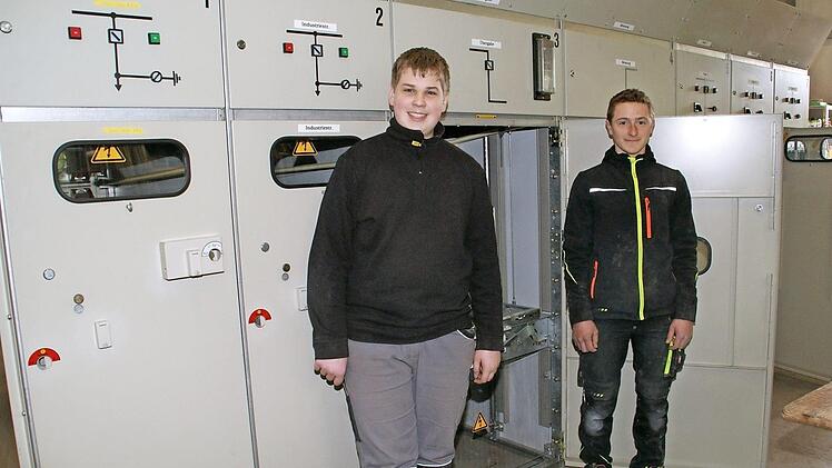 Wenn das mal keine eindrucksvolle Praktikums-Arbeit ist: Der Ebelsbacher Fabian Rügheimer (links) und der Eltmanner Max Wiesneth bauten während ihres Berufspraktikums bei Elektrotechnik Häfner diese Mittelspannungs-Schaltanlage zusammen. Foto: Sabine Weinbeer