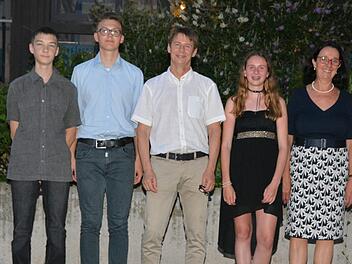 Die Prüfungsbesten (von links) Tim Kiesel, Christian Back und Émilie Heinisch mit ihrem Klassenlehrer Holger Graf (Mitte) und Rektorin Ursula Plohnke. Foto: Björn Hein