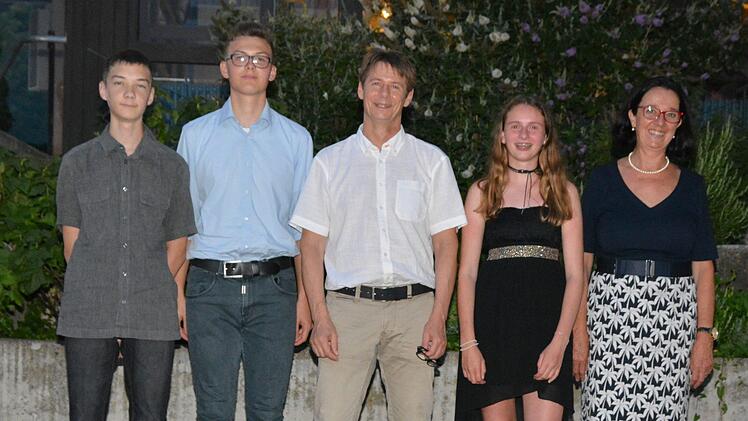 Die Prüfungsbesten (von links) Tim Kiesel, Christian Back und Émilie Heinisch mit ihrem Klassenlehrer Holger Graf (Mitte) und Rektorin Ursula Plohnke. Foto: Björn Hein