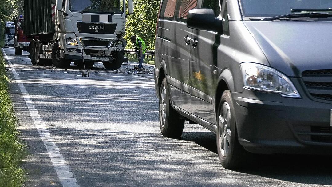 B 8 zwischen Waldbüttelbrunn und Höchberg: Motorrad-Fahrer kollidiert mit Lkw und stirbt