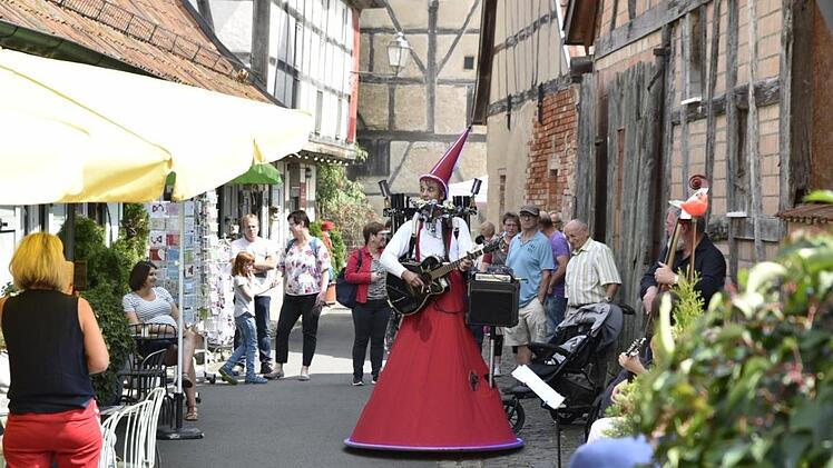 "Dr. Musikus" begeisterte die Besucher des Erlebnismarkts in Königsberg an Mariä Himmelfahrt mit seiner Show.  Fotos: Gerold Snater
