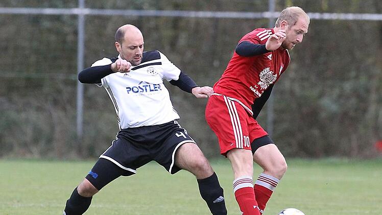 Marc Helmschrott (links) machte Staffelbachs Spielertrainer Maximilian Schug das Leben schwer.