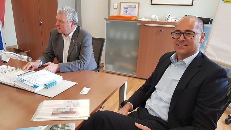 Aldi-Vertreter Fabien Busch (rechts) und Bürgermeister Jürgen Hennemann beim Pressegespräch in Ebern Foto: Eckehard Kiesewetter