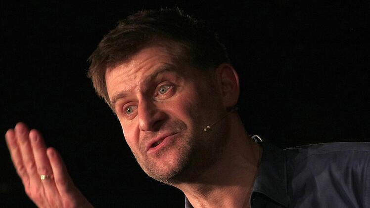 "Boid wern ma oid", sang Michael Altinger, der einräumte: "Alt war ich schon immer, ich hatte nur ein "inger" dran".  Foto: Josef Hofbauer