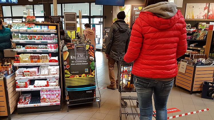 Der vorgegebene Sicherheitsabstand vor den Kassen wird im E-Center eingehalten.