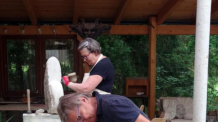 Lore Walker aus Kronach (im Vordergrund) ist heuer bislang die "dienstälteste" Teilnehmerin - hier klopft sie  ein Küken in Stein. Foto: Heike Schülein