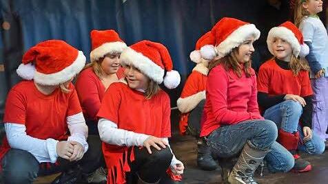 Die Kinder von der Puppentanzgruppe Rauenstein zeigten ein weihnachtliches Programm auf der Bühne.