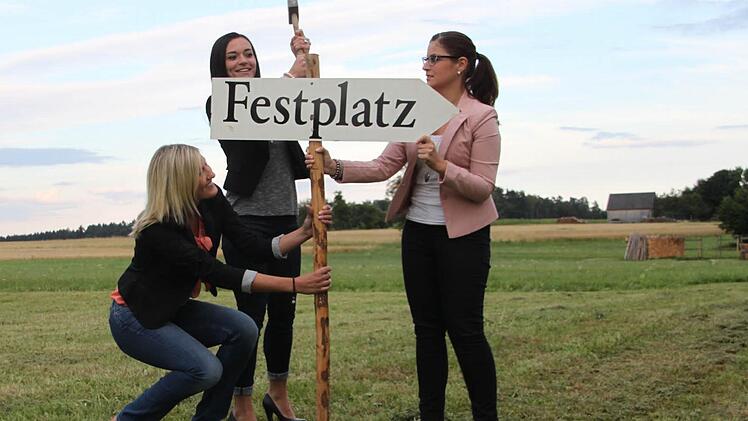 Die Vorbereitungen laufen auf Hochtouren. Da packen auch die Mädels gerne an und helfen mit.