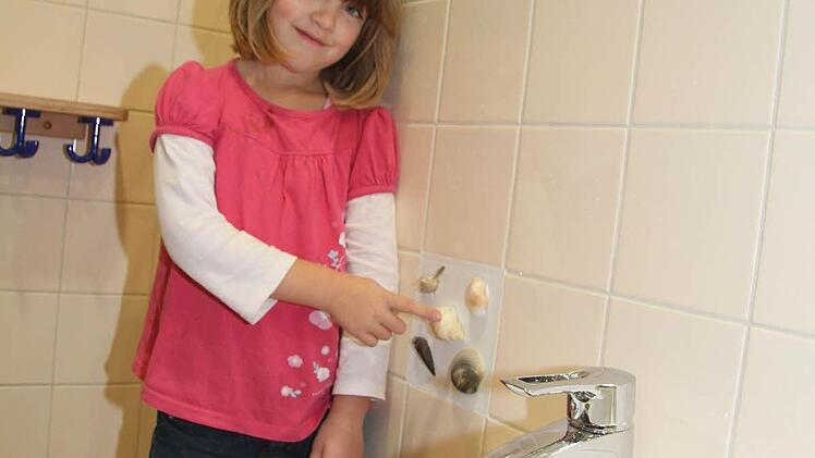 Annika Walter (4) ist schon zu alt für die Krippe, aber sie liebt die eingearbeiteten Muscheln.