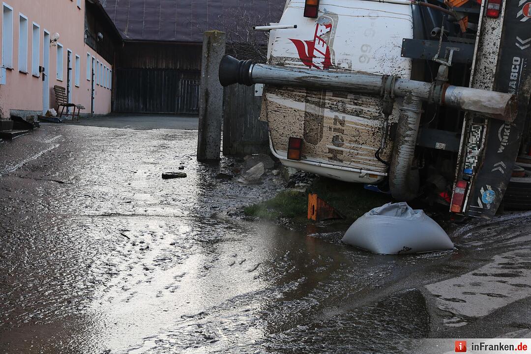 Mit 25.000 Liter Guelle beladener Lkw kippt um