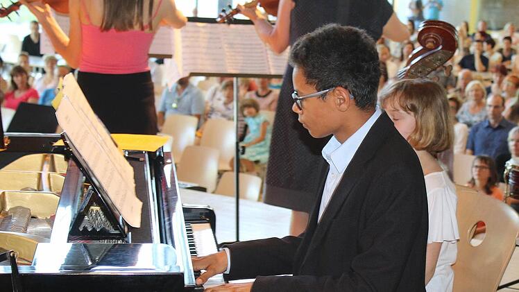 Unterstützung aus Schweinfurt gab es für das Schulorchester vom 15-jährigen Nachwuchspianisten Jareem Willmore aus Schweinfurt.