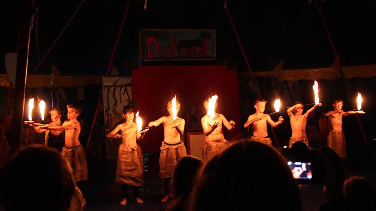 Von Hand zu Hand geben sie die Flamme weiter. Foto: Ulrike Müller
