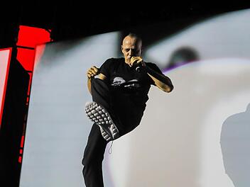 Thomas D beim Auftakt-Konzert der "Vier und Jetzt"-Tour der Fantastischen Vier in der Brose Arena in Bamberg. Foto: Matthias Hoch
