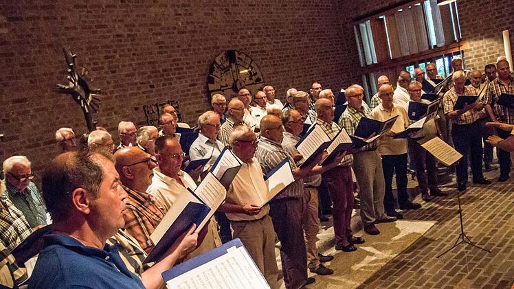 Der "Holland Christian Male Choir" unter Leitung von Freddy Veldkamp beeindruckte seine Zuhörer beim Auftritt in St. Markus in Coburg. Foto: Jochen Berger