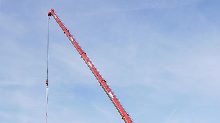 Gestern  hat das  Team des städtischen Bauhofs den  Weihnachtsbaum auf den Neustadter Marktplatz gebracht.Berthold Köhler