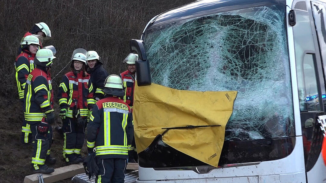Mittelfranken: Bus mit 26 Schülern verunglückt auf A7 – mehrere Verletzte