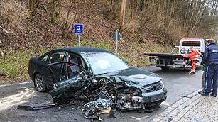 Lastwagen und Auto kollidieren miteinander