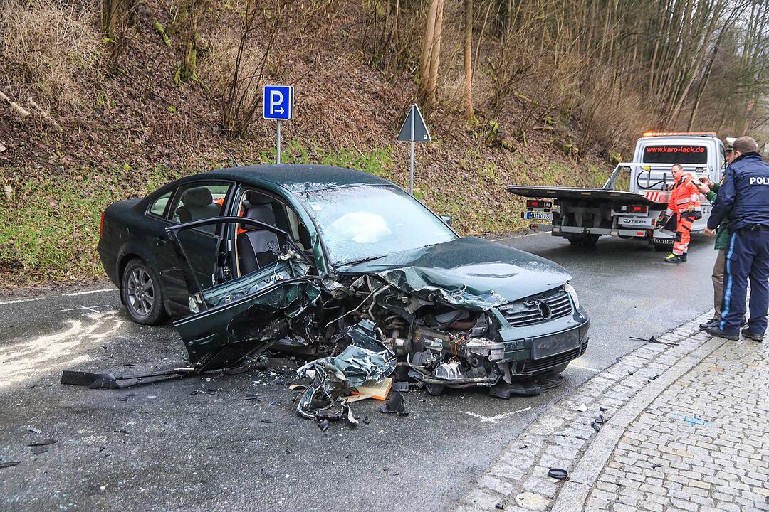 Lastwagen und Auto kollidieren miteinander