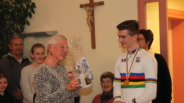 Rose Stark überreicht einen Krug. Foto:  Carmen Schwind