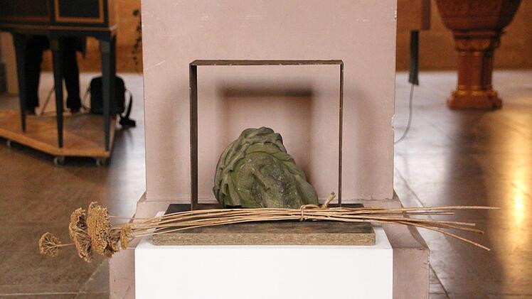Die Kunstobjekte aus verschiedenen Materialien sind überall in der Kirche zu finden. Foto: Benedikt Borst