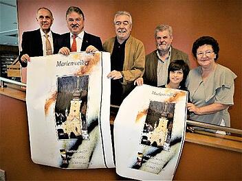 Sie werben für die "Klosterspitzen": (von links) Bürgermeister Franz Uome, Landrat Klaus Peter Söllner, Philipp Simon Goletz, Josef Daum, Leiter des Pilgerbüros, sowie Mitarbeiterin Sigrid Daum mit Enkel Oskar.  Foto: Werner Reißaus