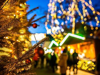 In der Bamberger Dominikanerstra&szlig;e schm&uuml;ckte bis vor kurzem ein dekorierter Weihnachtsbaum den Eingang eines Hotels.