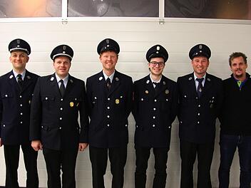 Der neu gewählte Vorstand des Feuerwehrvereins Reichenbach  (von rechts):  Julian Erhard, Fabian Nöth, Nico Mahr, Dominik Bieber, mit 1. Kommandanten Manuel Gessner und 2. Kommandant Christian Nöth. Foto: Matthias Nöth