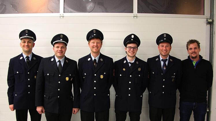 Der neu gewählte Vorstand des Feuerwehrvereins Reichenbach  (von rechts):  Julian Erhard, Fabian Nöth, Nico Mahr, Dominik Bieber, mit 1. Kommandanten Manuel Gessner und 2. Kommandant Christian Nöth. Foto: Matthias Nöth