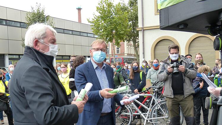 Ein  Forderungskatalog wurde an OB Starke und Landrat Kalb übergeben. Darin verlangen  1500 Menschen  von der lokalen Politik weitreichende  Richtungsentscheidungen für konkrete Maßnahmen vor Ort. Foto: Julian Megerlec