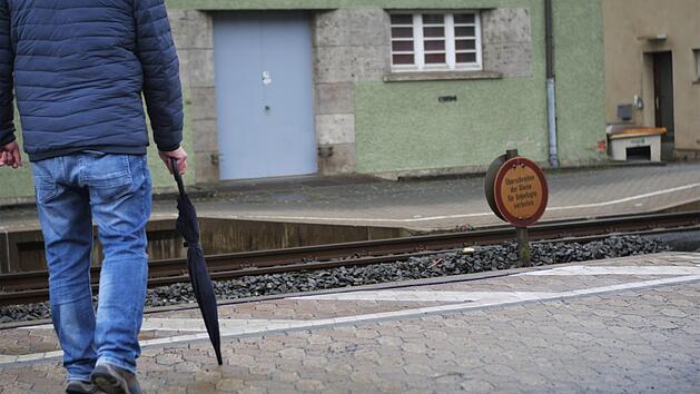 Die Bahnsteige im Kronacher Bahnhof sind in einem Bereich alle abgesenkt. Eine Einladung für Fußgänger, um die Gleise zu überqueren, glaubt Günther Weber. Foto: Sandra Hackenberg