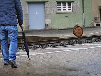 Die Bahnsteige im Kronacher Bahnhof sind in einem Bereich alle abgesenkt. Eine Einladung für Fußgänger, um die Gleise zu überqueren, glaubt Günther Weber. Foto: Sandra Hackenberg